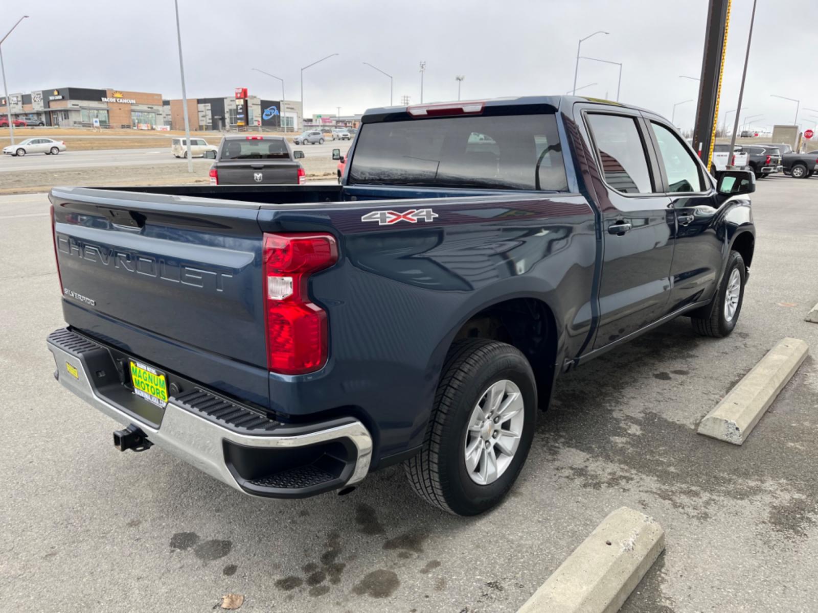 2022 BLUE /Black CHEVROLET SILVERADO 1500 LT (3GCUYDEDXNG) with an 5.3L engine, Automatic transmission, located at 1960 Industrial Drive, Wasilla, 99654, (907) 274-2277, 61.573475, -149.400146 - Photo #4